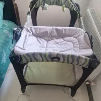 تخت کنار مادر