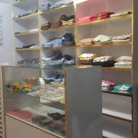 اتاق پرو. و مانکن بچگانه و چوب لباسی