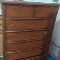 یک عدد کمد چوبی و جا رختخوابی