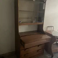 کتابخانه و میز تحریر