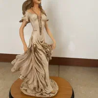 مجسمه دکوری زن فرانسوی و ظروف دکوری سرامیکی