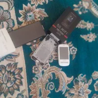 چند عدد گوشی و یک عدد مودم