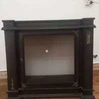یک‌عدد‌میز تلویزیون ‌و‌یک‌عدد تلویزیون قدیمی LG