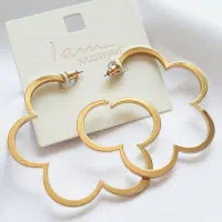 گوشواره نیم حلقه ای طرح گل طلایی