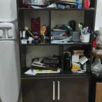 یه عدد ویترین تمیز وشیک دور شیشه ویک عدد کتابخانه