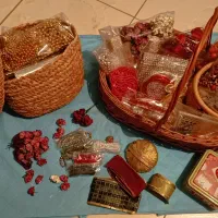مقداری مروارید منجوق و وسایل از این دست فروشی