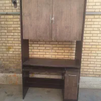 میزکامپیوتر کتابخانه دار.