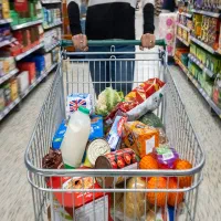 کارمند خانم با حقوق ثابت و بیمه تامین اجتماعی