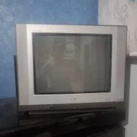 تلویزیون قدیمی ال جی و میز تلویزیون شیشه ای