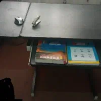 یک عدد میز فلزی مناسب درس