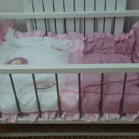 تخت کودک کنار مادر