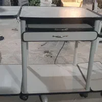 میز کامپیوتر در حد نو