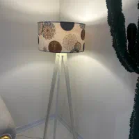 آباژور ایستاده