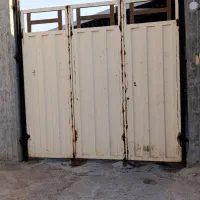 یک درب حیاط در حدنو تمیز