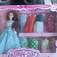 عروسک باربی با لباس و لوازم اضافی