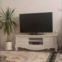 تلویزیون 42 اینچ و میز تلویزیون