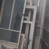 در و پنجره تمیز فروشی بدون پوسیدگی