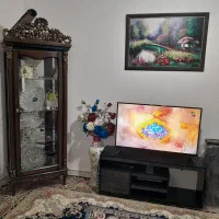 میز تی وی .بوفه. تابلو. گل وگلدان