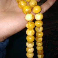 تسبیح سندلوس رگه دار کهربایی