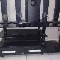 دستگاه سینمای خانگی با میز شیشه ای زیر تلویزیونر