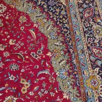 یک تخته فرش قرمز  تمیز در کنار فرش پارگی کوچکی