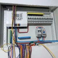 خردکاری برق .برقکاری ساختمان سه فاز و تک فاز