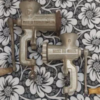 چرخ گوشت دستی  و پارچ قدیمی