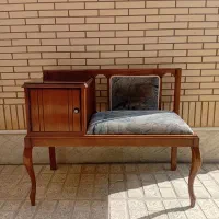 میز تلفن کاملا سالم و۳ قاب عکس بزرگ و۲ تشک خوشخواب