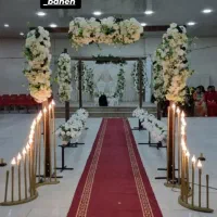 خانواده برای تمیزکاری سالن باغ تالار