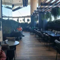 ویتر خانم خوش برخورد