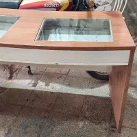 میز طراحی جای‌لامپ دارد زیر شیشه ها