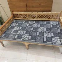دو عدد تخت همراه با فرش