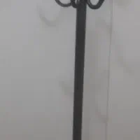 جا لباسی ایستاده