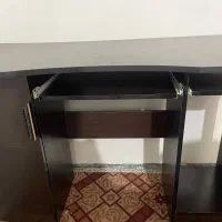 یک عدد میز کامپیوتر