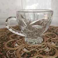 دو دست لیوان چای