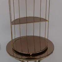 میز کنار سالنی و استند قفس طلایی