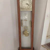 کتابخونه وساعت ایستاده