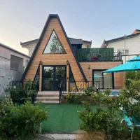 کلبه چوبی با استخر اب گرم