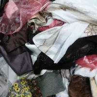 مقداری تکه پارچه برای بالش و عروسک سازی موجود است