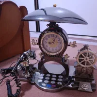 ساعت وتلفن رومیزی