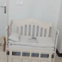 تخت کنار مادر گهواره ش