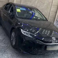 تویوتا کمری 2025 بنزینی فول با سقف پانا و هدآپ