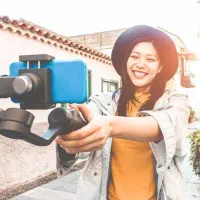 مجری،بلاگر،بازیگر