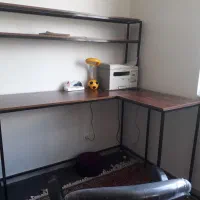 میز تحریر و لپ تاپ مدرن