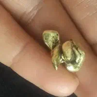 این ی فلز آب شده است ک جنسش نمیدونم طلاست یا برنز