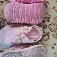 تعدادی کفش بچگانه|کفش و لباس بچه|شیراز, لب آب|دیوار