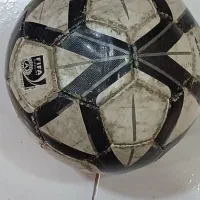 توپ فوتبال قدیمی فقط بادش کمه