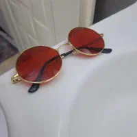 عینک قرمز|زیورآلات و اکسسوری|اندیشه, اندیشه فاز ۱|دیوار