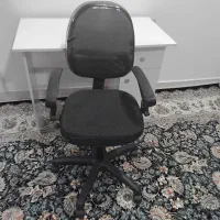 صندلی چرخشی و میز مطالعه