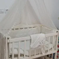 تخت کنار مادر